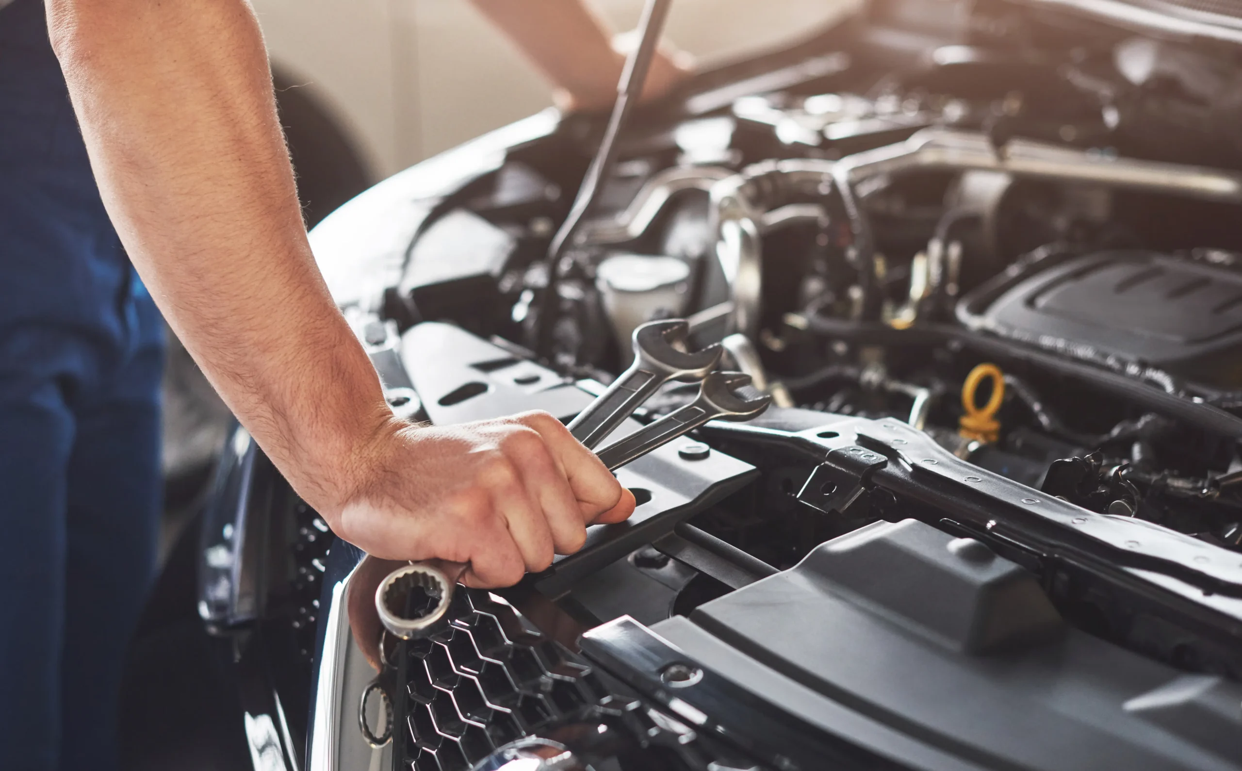Equipe técnica analisando peças automotivas